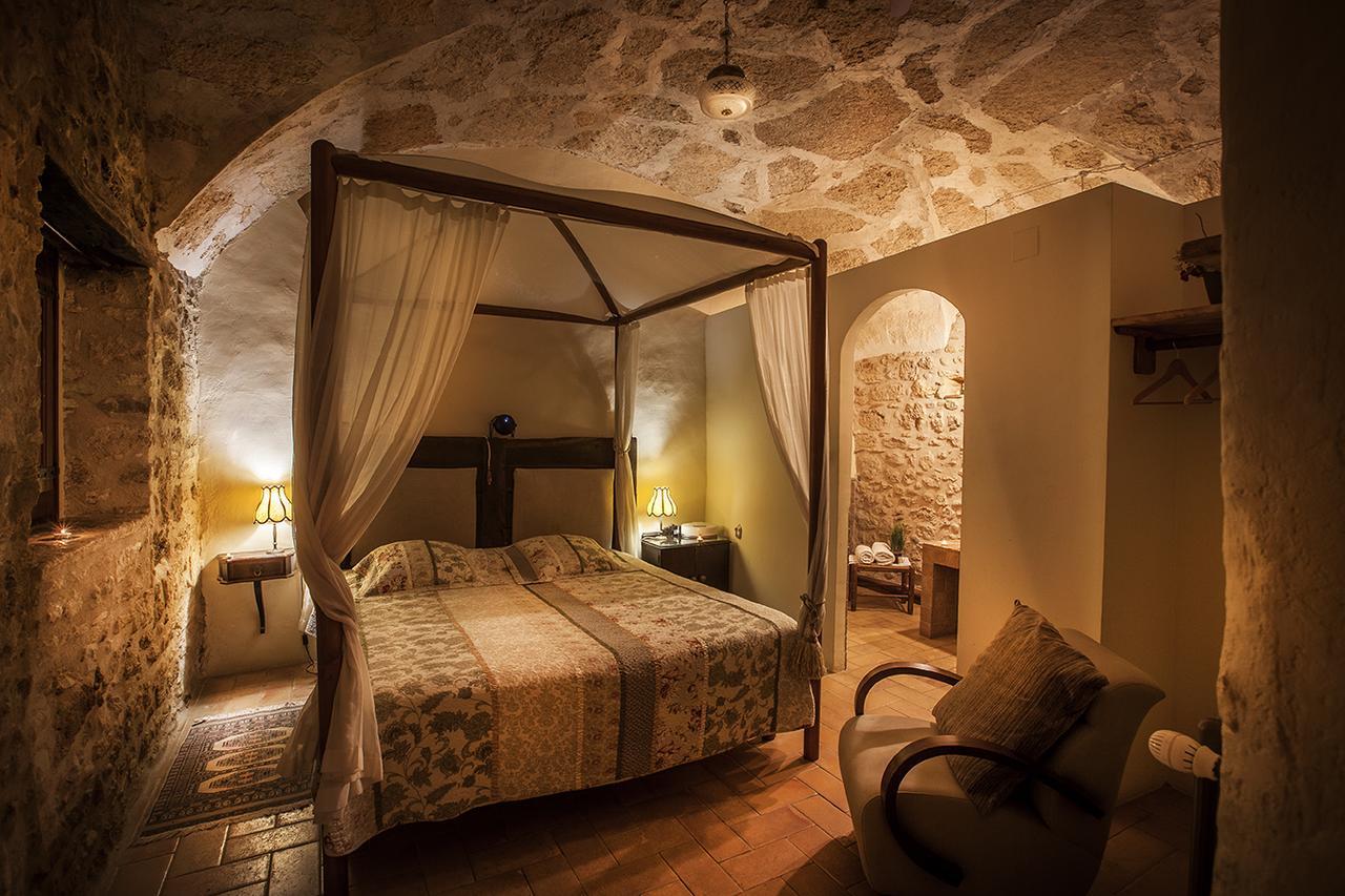 Mil Estrelles Villa Cornella de Terri Bagian luar foto